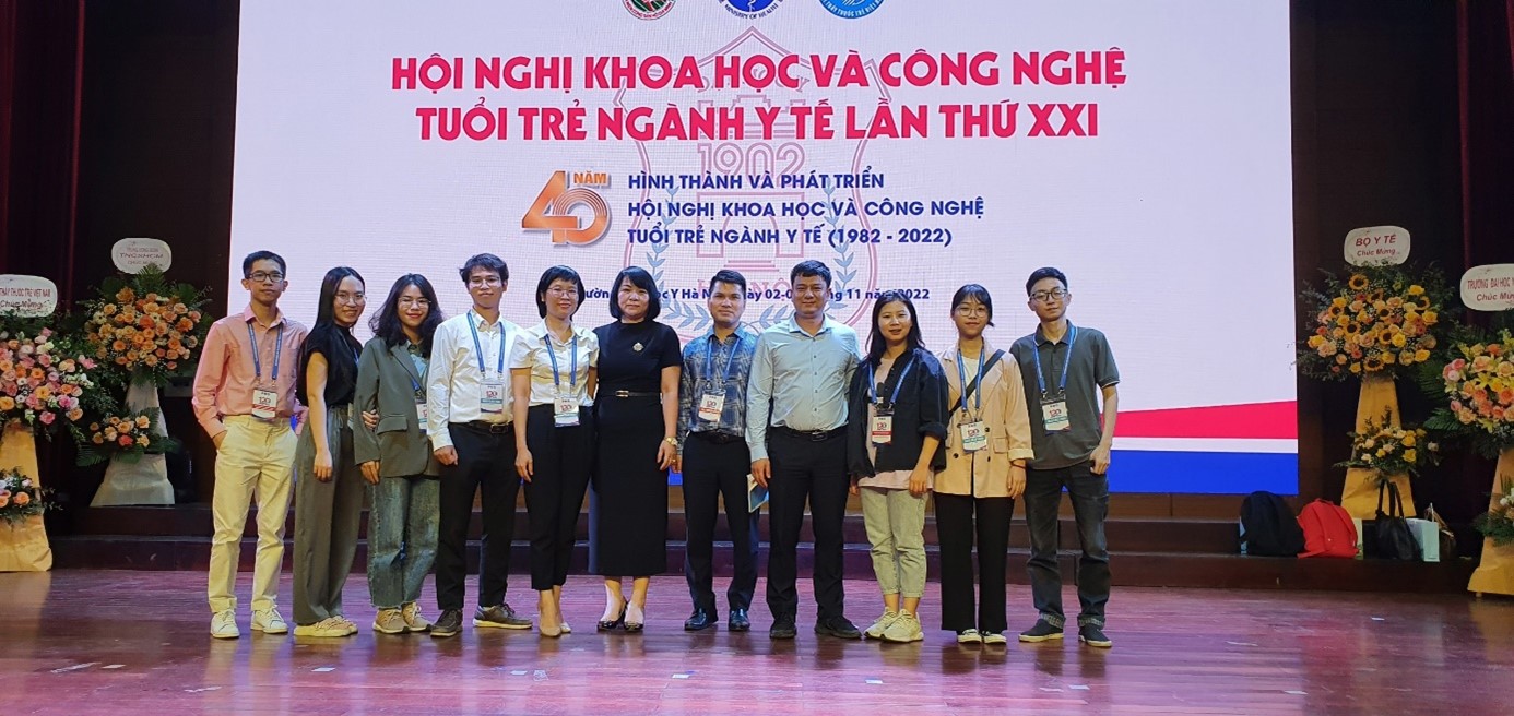 PGS.TS. Đinh Thị Thanh Hải, Phó Bí thư Đảng Ủy, Phó Hiệu trưởng dẫn đoàn báo cáo viên tham dự lễ khai mạc Hội nghị